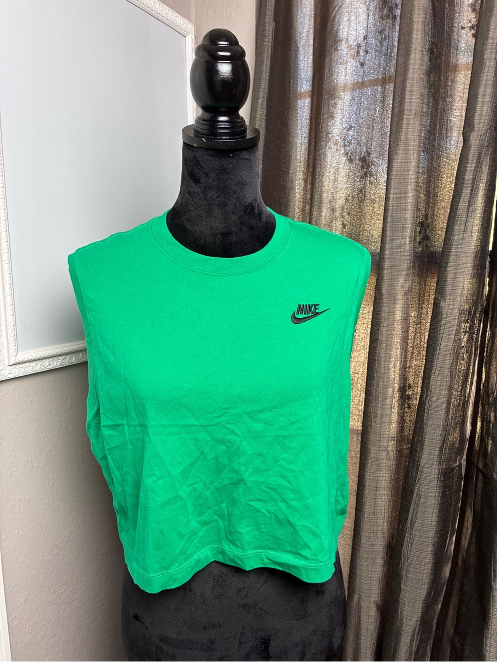 Nike Women's Green Sleeveless Crop Tank Top